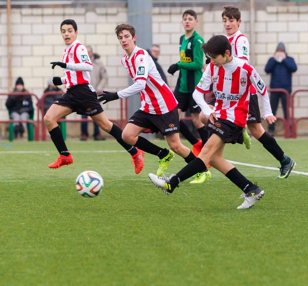 Salida al contragolpe de la Unión Deportiva Logroñés. :: fernando díaz