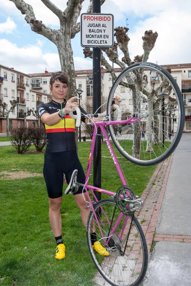 La ciclista de Varea posa con su nuevo maillot, con la bandera nacional que la reconoce como campeona de España.