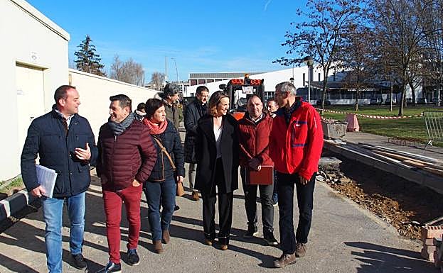 Dos palistas se aproximan al embarcadero del Ebro. 