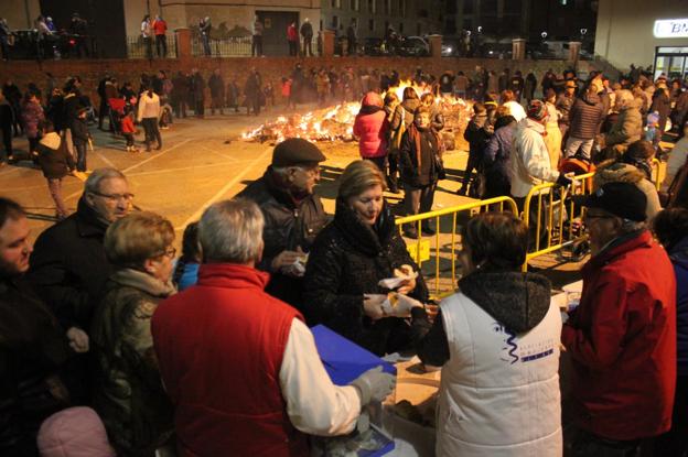 La hoguera municipal ofrecerá una degustación solidaria. :: 