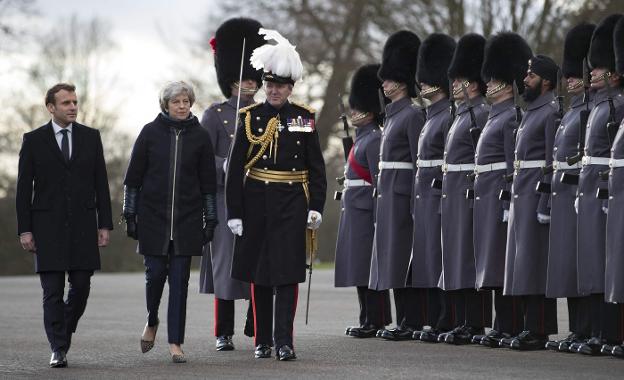 Emmanuel Macron y Theresa May pasan revista a la guardia de honor en la Real Academia Militar de Sandhurst. :: Ian LANGSDON / afp