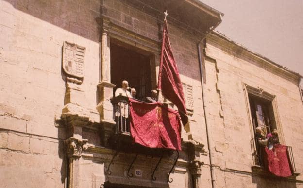 El abad de la cofradía del Santo, Julio Ruiz de la Cuesta, durante la inauguración de la sede en mayo de 1968. :: 
