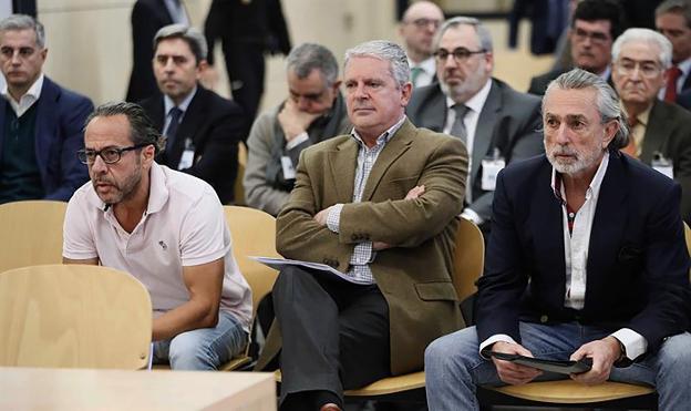 Álvaro Pérez 'El Bigotes', Pablo Crespo y Francisco Correa en una imagen del juicio que se celebra en la Audiencia Nacional. :: AFP
