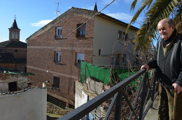 Rafael, delante de su casa y de un tejado en mal estado . :: i