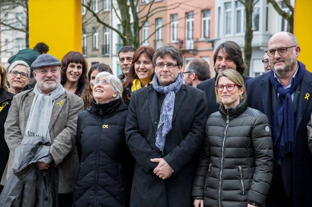 Puigdemont, el 12 de enero en Bruselas, junto a una delegación de 25 diputados de Junts per Catalunya. :: stephanie lecocq / efe
