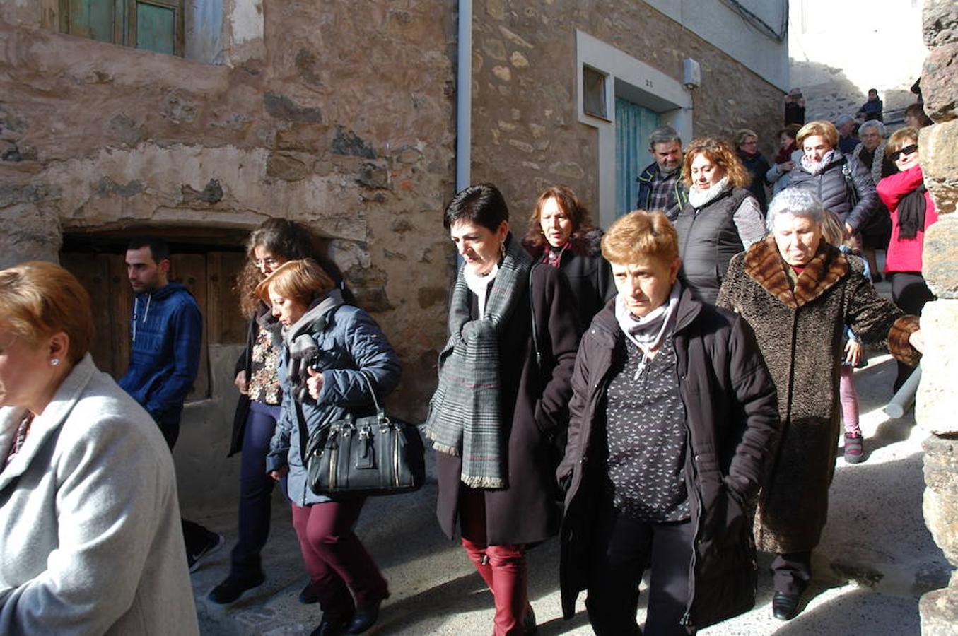 Los festejos en torno a San Antón y San Sebastián se celebran con fervor y alegría en Valdeperillo. La subasta de roscos, a cargo de José Ramón León, sirvió para recaudar 1.600 euros con la asistencia de un centenar de personas