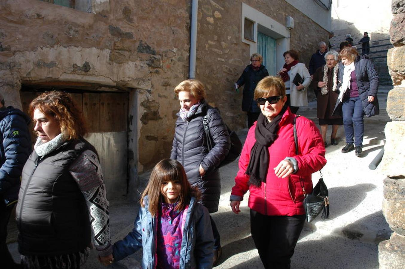 Los festejos en torno a San Antón y San Sebastián se celebran con fervor y alegría en Valdeperillo. La subasta de roscos, a cargo de José Ramón León, sirvió para recaudar 1.600 euros con la asistencia de un centenar de personas