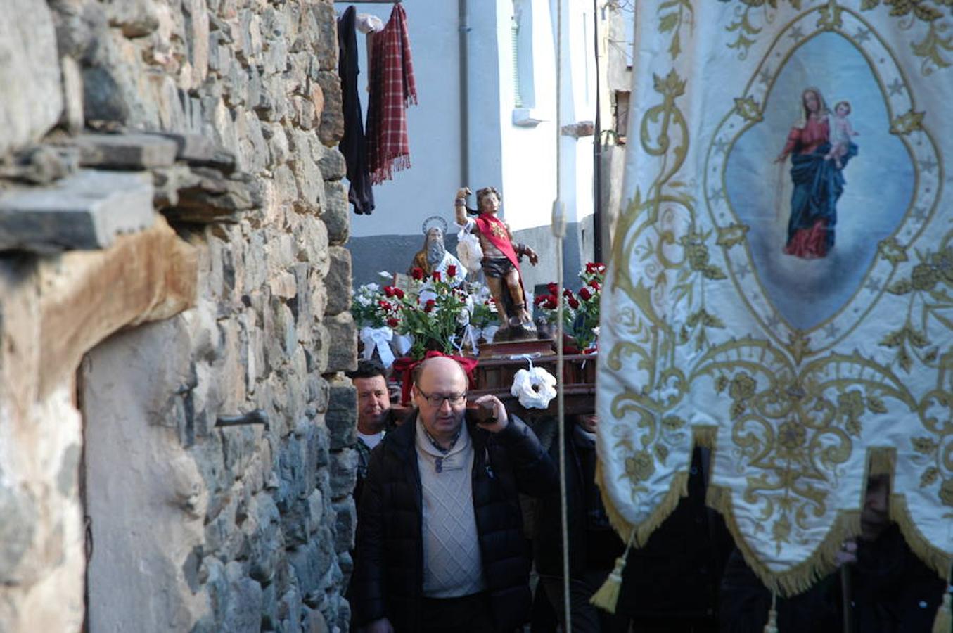 Los festejos en torno a San Antón y San Sebastián se celebran con fervor y alegría en Valdeperillo. La subasta de roscos, a cargo de José Ramón León, sirvió para recaudar 1.600 euros con la asistencia de un centenar de personas