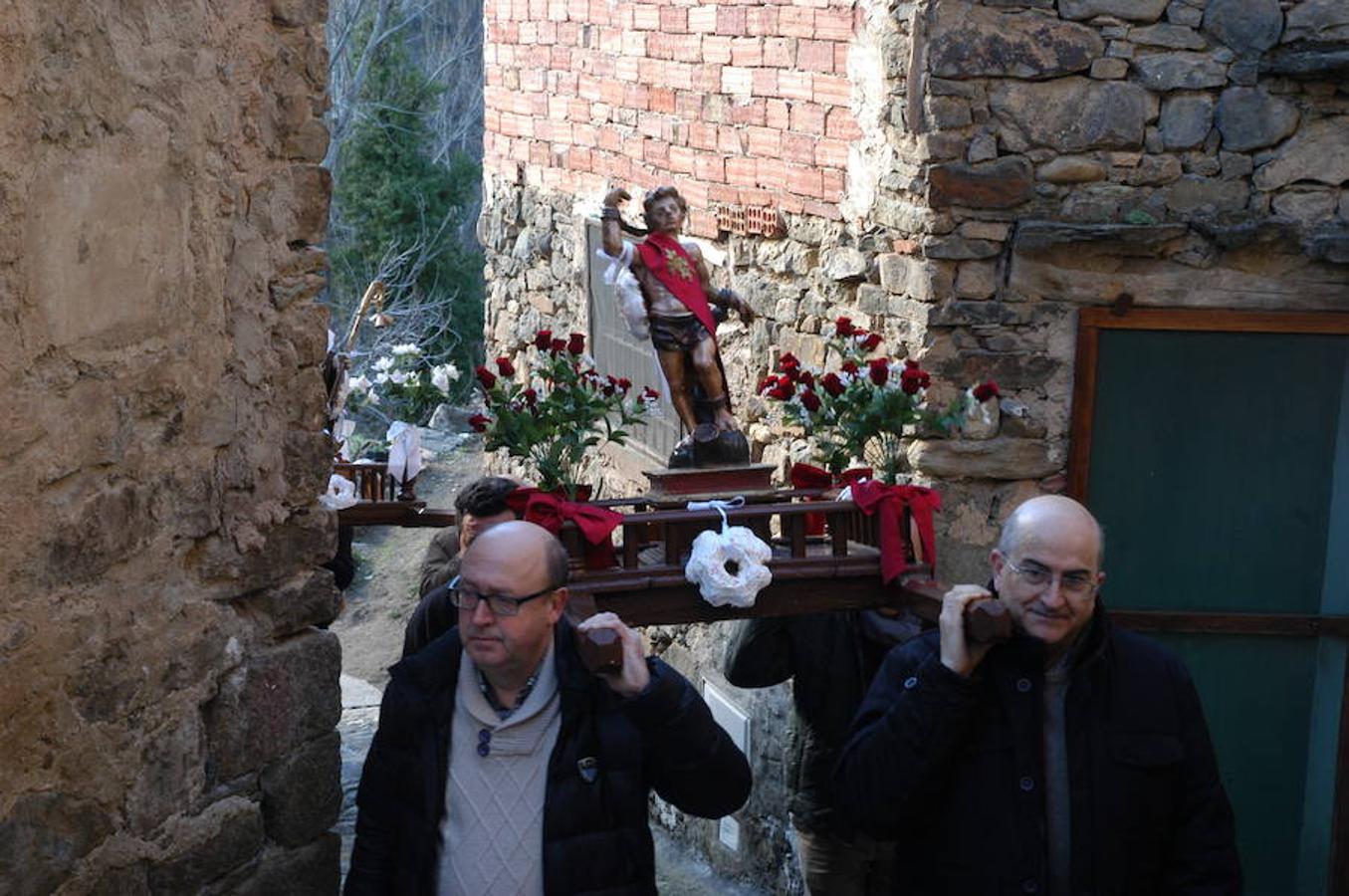 Los festejos en torno a San Antón y San Sebastián se celebran con fervor y alegría en Valdeperillo. La subasta de roscos, a cargo de José Ramón León, sirvió para recaudar 1.600 euros con la asistencia de un centenar de personas