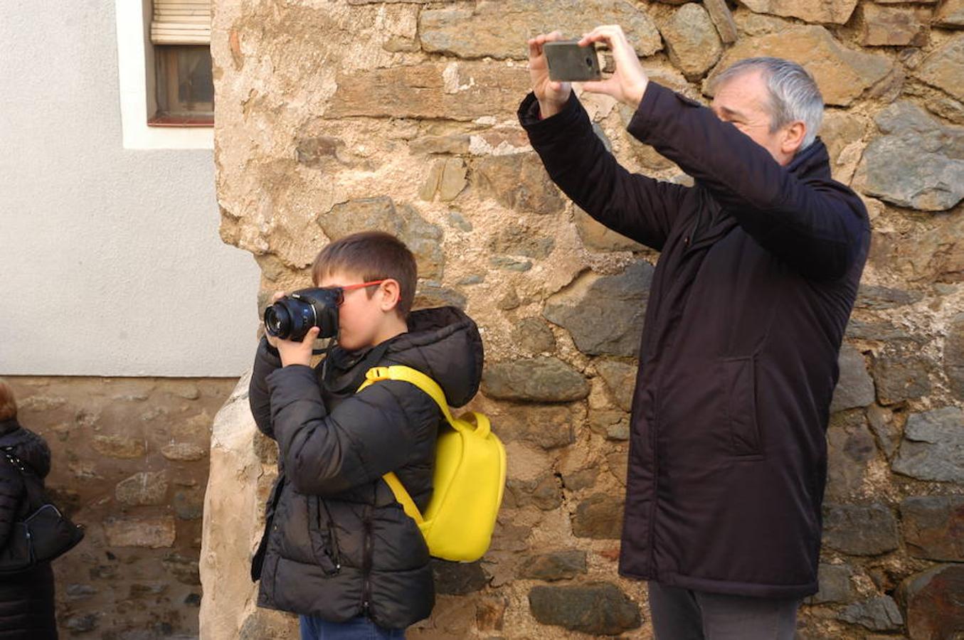 Los festejos en torno a San Antón y San Sebastián se celebran con fervor y alegría en Valdeperillo. La subasta de roscos, a cargo de José Ramón León, sirvió para recaudar 1.600 euros con la asistencia de un centenar de personas