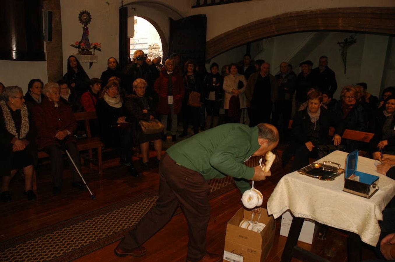 Los festejos en torno a San Antón y San Sebastián se celebran con fervor y alegría en Valdeperillo. La subasta de roscos, a cargo de José Ramón León, sirvió para recaudar 1.600 euros con la asistencia de un centenar de personas