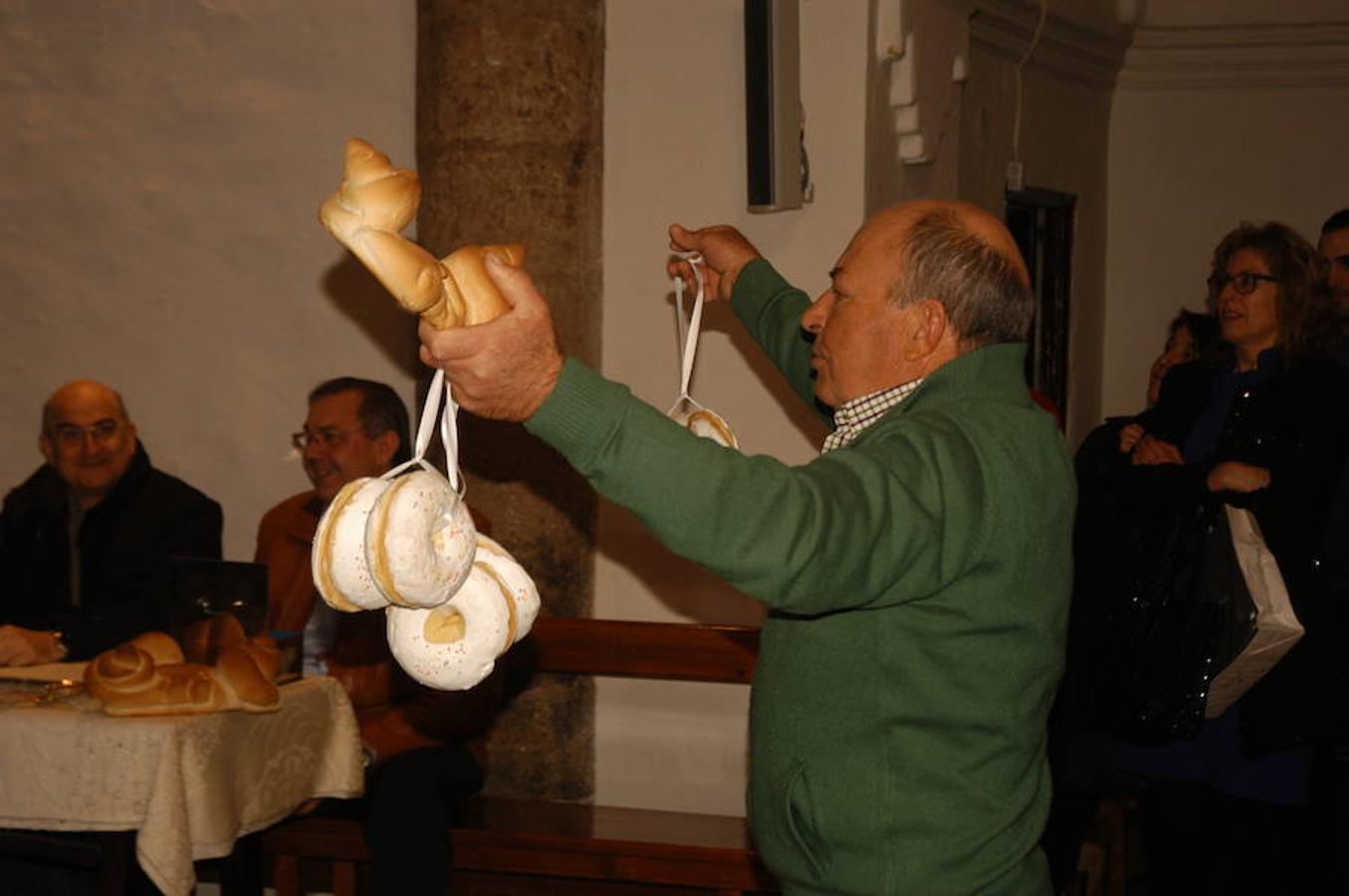 Los festejos en torno a San Antón y San Sebastián se celebran con fervor y alegría en Valdeperillo. La subasta de roscos, a cargo de José Ramón León, sirvió para recaudar 1.600 euros con la asistencia de un centenar de personas