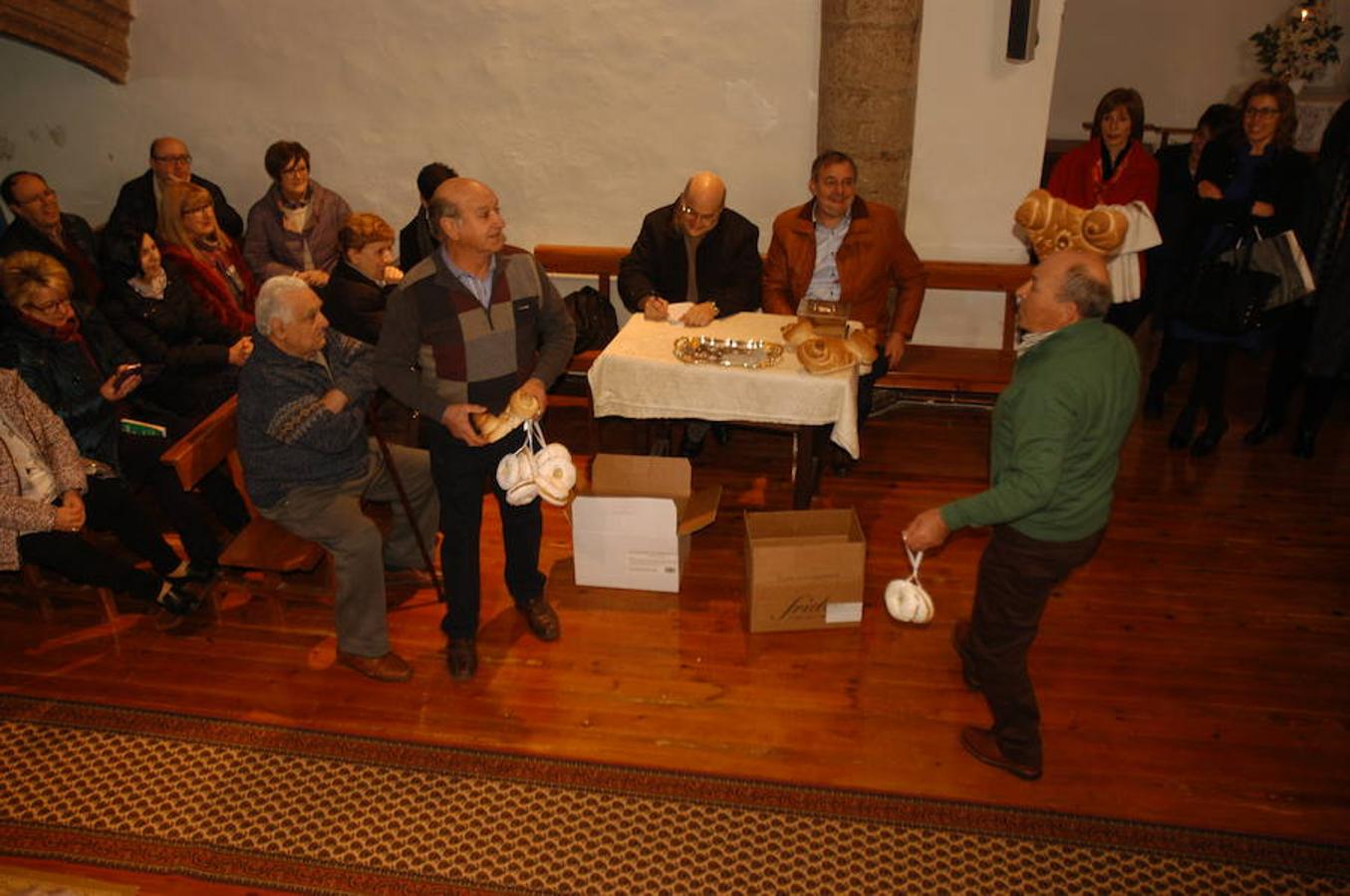 Los festejos en torno a San Antón y San Sebastián se celebran con fervor y alegría en Valdeperillo. La subasta de roscos, a cargo de José Ramón León, sirvió para recaudar 1.600 euros con la asistencia de un centenar de personas