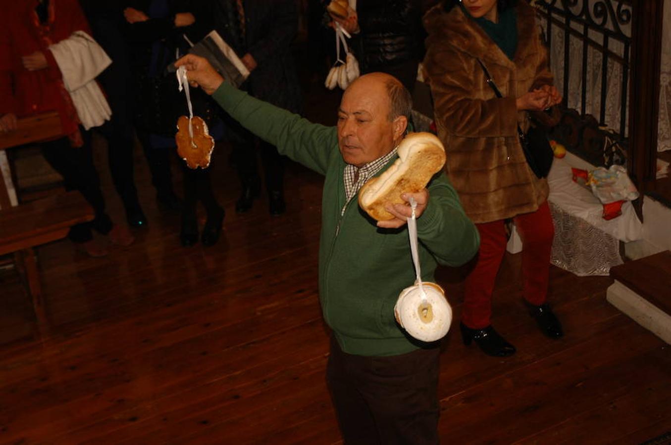 Los festejos en torno a San Antón y San Sebastián se celebran con fervor y alegría en Valdeperillo. La subasta de roscos, a cargo de José Ramón León, sirvió para recaudar 1.600 euros con la asistencia de un centenar de personas