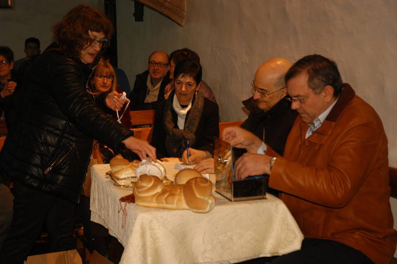 Los festejos en torno a San Antón y San Sebastián se celebran con fervor y alegría en Valdeperillo. La subasta de roscos, a cargo de José Ramón León, sirvió para recaudar 1.600 euros con la asistencia de un centenar de personas