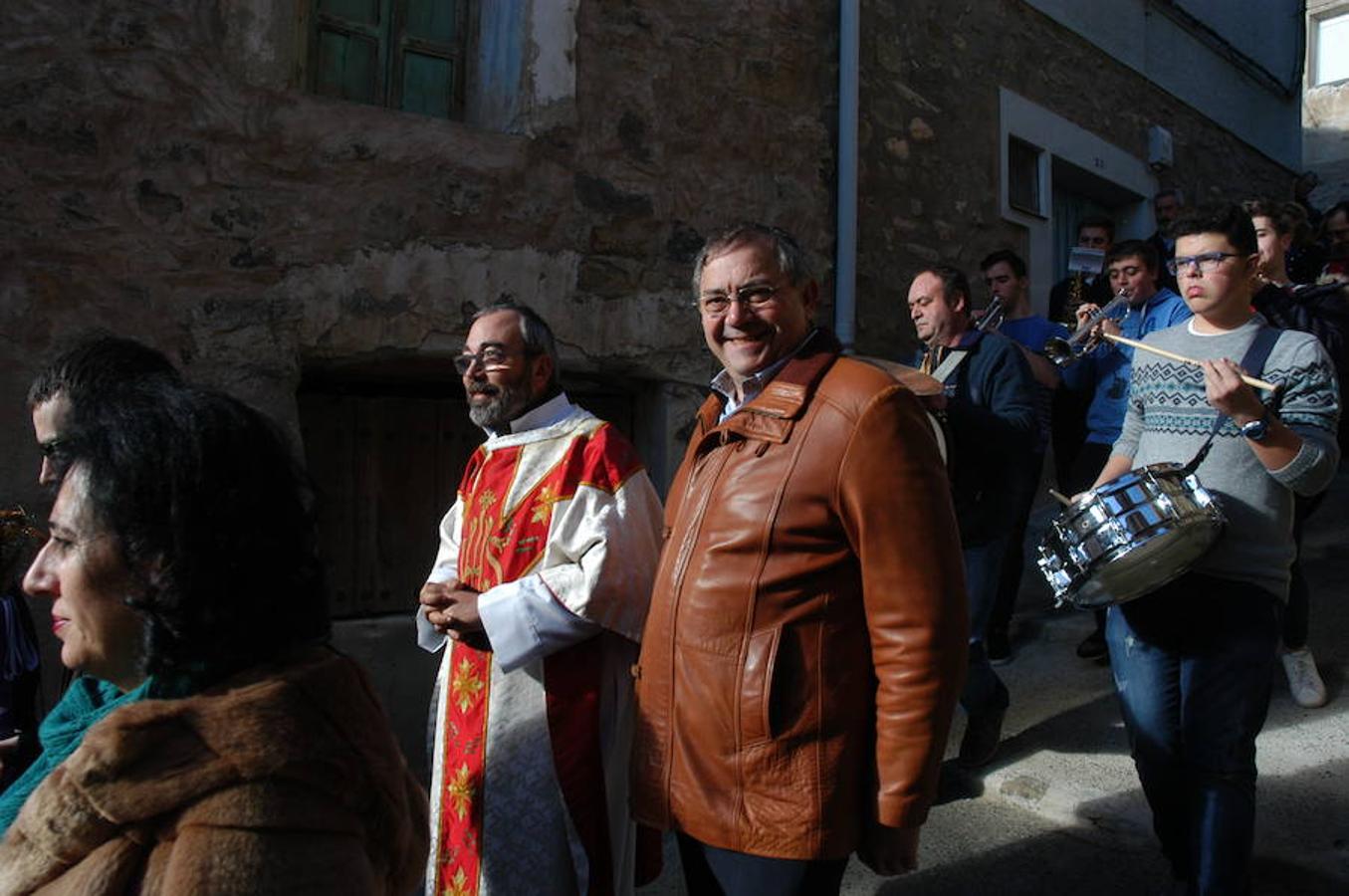 Los festejos en torno a San Antón y San Sebastián se celebran con fervor y alegría en Valdeperillo. La subasta de roscos, a cargo de José Ramón León, sirvió para recaudar 1.600 euros con la asistencia de un centenar de personas