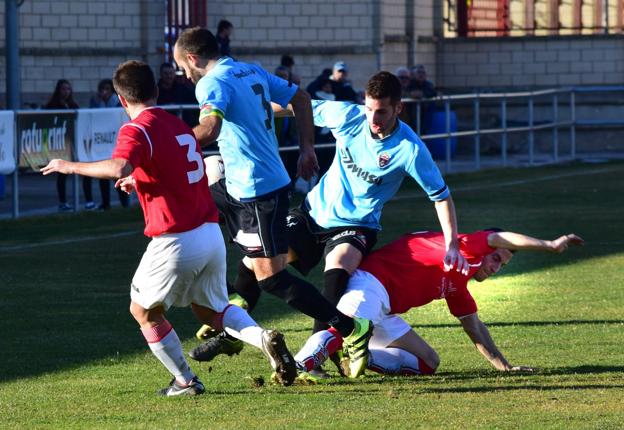 Pugna entre los locales Ismael y Navarro ante Darío y Unai. :: 