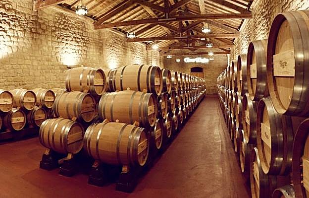 Interior de Bodegas Muga, en el barrio de la Estación de Haro, donde elabora el Prado Enea. :: 