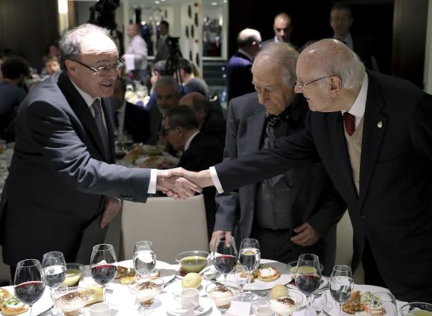 Luis María Linde saluda al presidente del consejo de Estado, Romay Beccaría, ayer en Madrid. :: efe