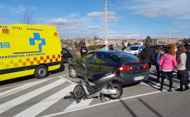 Motocicleta y coche implicados en el accidente. 