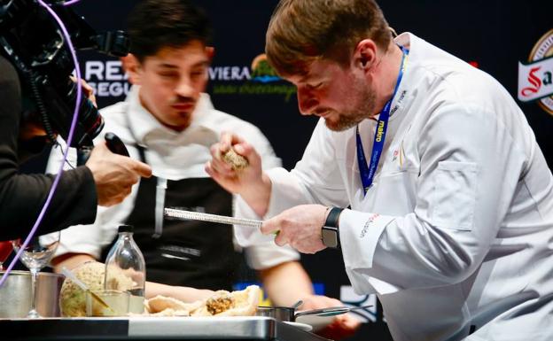 Sebastian Frank, durante la preparación de un plato.