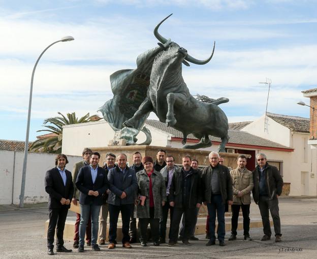 Foto de familia de los participantes en la primera reunión del foro en Villaseca de la Sagra. :: 