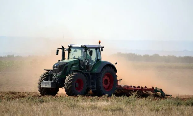 Un tractor realizando tareas agrícolas cerca de Murillo. :: miguel herreros