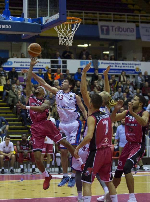 Erik Quintela trata de frenar a Wade durante el partido de ayer en Valladolid. :: alberto mingueza/e.n.c.