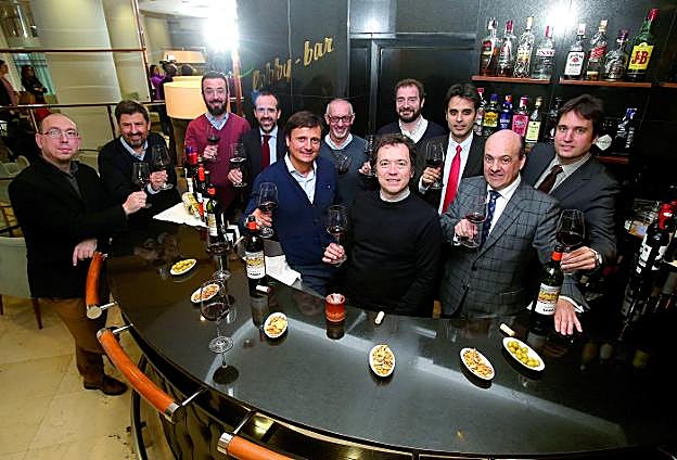Organizadores y patrocinadores del club de catas en la presentación de la nueva temporada