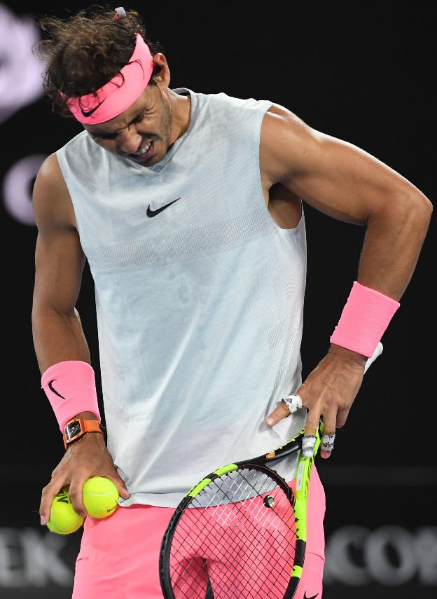 Rafa Nadal se duele de sus molestias en el partido de Australia. :: afp
