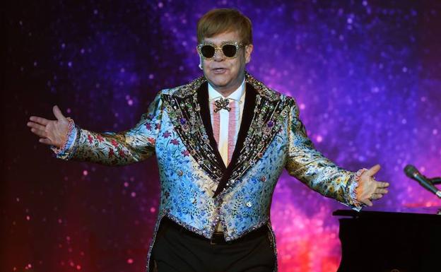 Elton John saluda tras un breve concierto. 