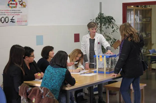 Un total de 401 padres y madres de los 641 con derecho a voto apoyaron ayer la continua en el Delgado Calvete, en una mesa de votación de 9 a 20.30 horas. :: E.P.