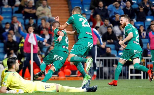 Jugadores del Leganés celebran el gol de Gabriel Pires ante Kiko Casilla.