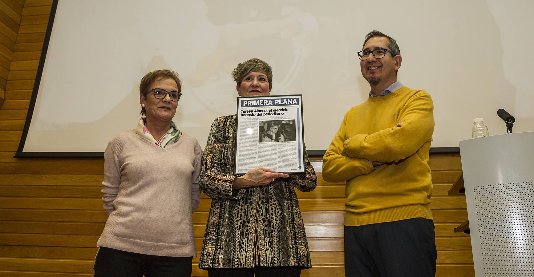 En este acto en la Asociación de la Prensa se ha homenajeado a la periodista Teresa Alonso, recientemente prejubilada de Radio Rioja, así como se ha recodado a Emilio Ramírez, de Diario La Rioja, quien falleció el pasado 22 de diciembre. Además se ha dado la bienvenida a doce nuevos asociados