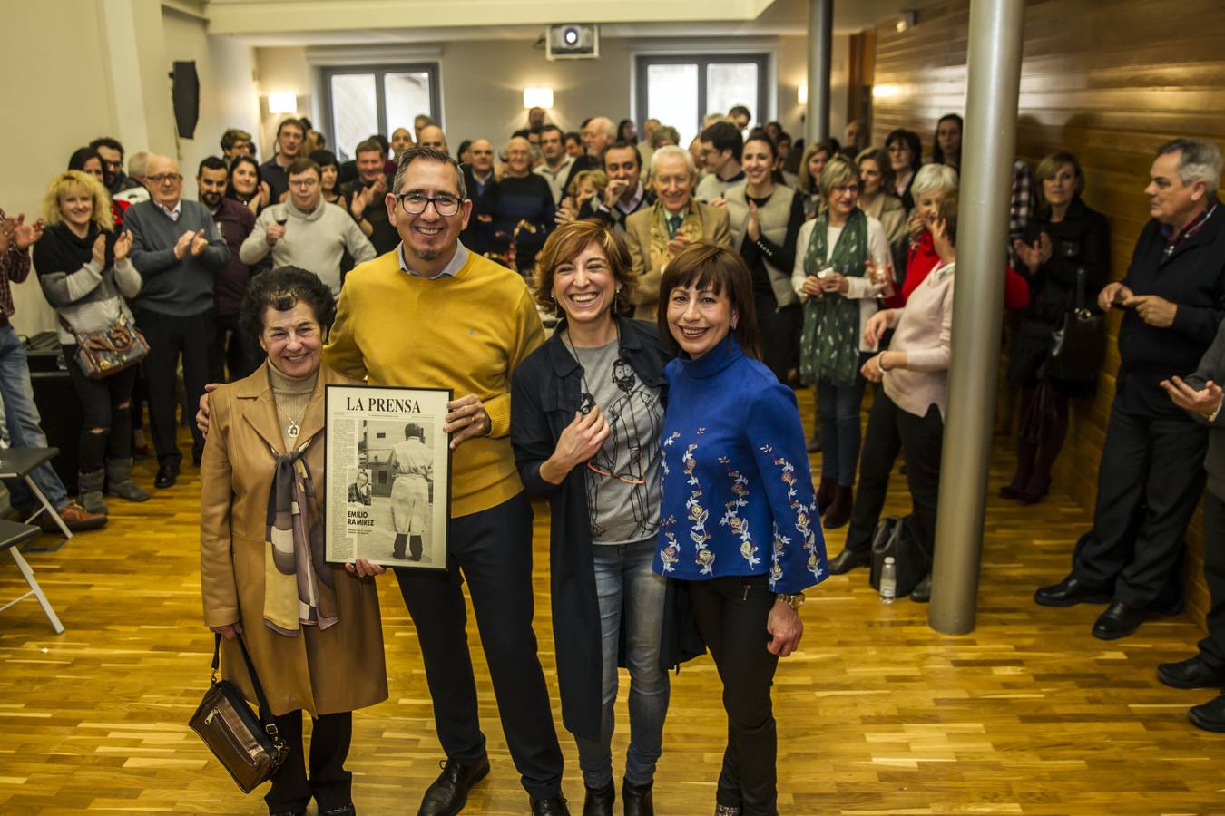 En este acto en la Asociación de la Prensa se ha homenajeado a la periodista Teresa Alonso, recientemente prejubilada de Radio Rioja, así como se ha recodado a Emilio Ramírez, de Diario La Rioja, quien falleció el pasado 22 de diciembre. Además se ha dado la bienvenida a doce nuevos asociados