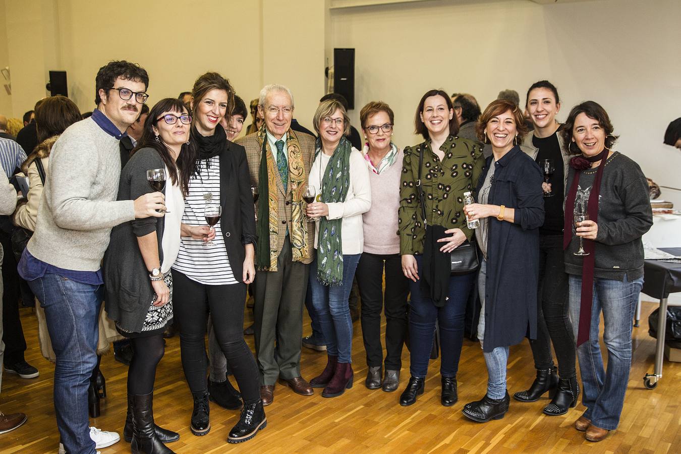 En este acto en la Asociación de la Prensa se ha homenajeado a la periodista Teresa Alonso, recientemente prejubilada de Radio Rioja, así como se ha recodado a Emilio Ramírez, de Diario La Rioja, quien falleció el pasado 22 de diciembre. Además se ha dado la bienvenida a doce nuevos asociados