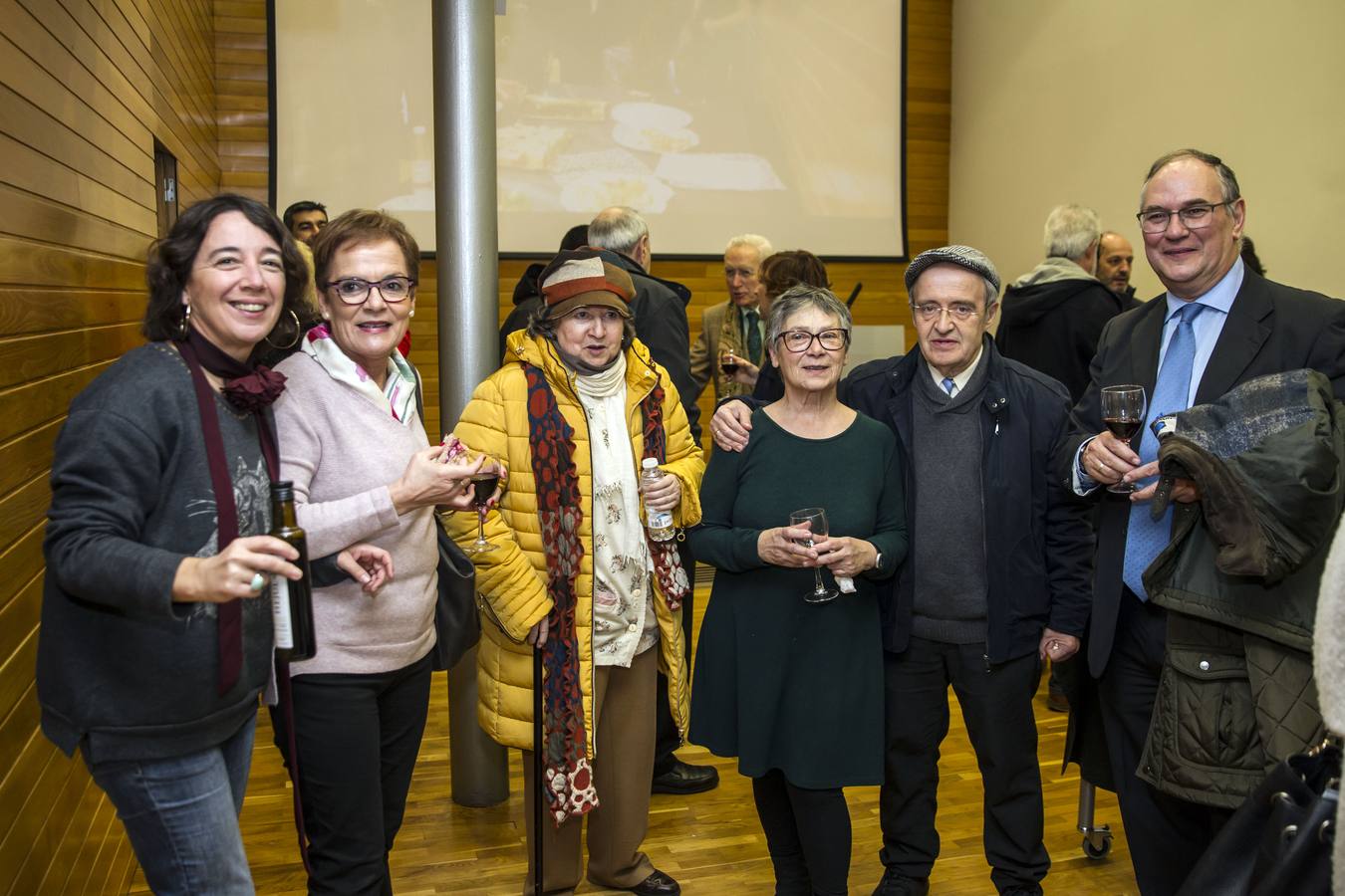 En este acto en la Asociación de la Prensa se ha homenajeado a la periodista Teresa Alonso, recientemente prejubilada de Radio Rioja, así como se ha recodado a Emilio Ramírez, de Diario La Rioja, quien falleció el pasado 22 de diciembre. Además se ha dado la bienvenida a doce nuevos asociados