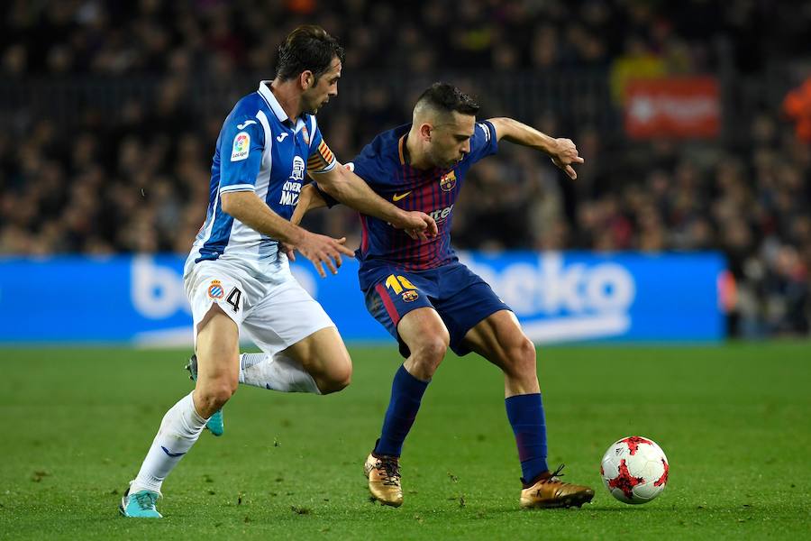 El Barcelona estará en las semifinales de la Copa del Rey tras vencer al Espanyol por 2-0 en el Camp Nou (2-1 global). Los azulgrana se adelantaron con Suárez y Messi puso la sentencia. El partido también estuvo marcado por la despedida a Javier Mascherano y el debut de Philippe Coutinho.