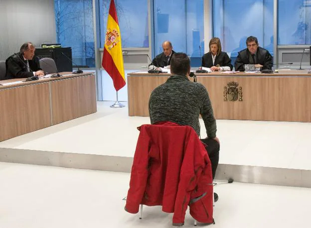 El condenado, ayer durante la vista celebrada en la Audiencia Provincial de Logroño. :: díaz uriel