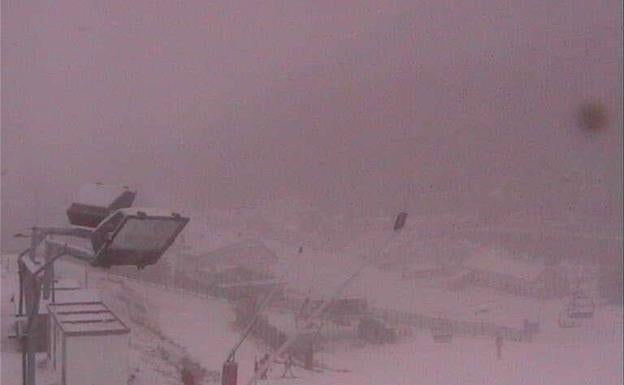 La nieve continúa cayendo en la estación asturiana