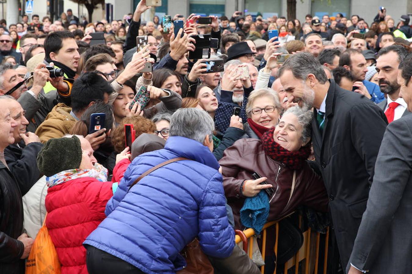 Después de que la actividad de Felipe VI se viera mermada en 2016 por la falta de Gobierno, el Rey cerró otro año atípico, esta vez como consecuencia de la situación política de Cataluña, la comunidad autónoma que visitó en más ocasiones durante 2017. En el plano internacional, su actividad se incrementó con dos visitas de Estado (Reino Unido y Japón) y viajes a Arabia Saudí, Jordania, Kazajistán, Estrasburgo (Francia).