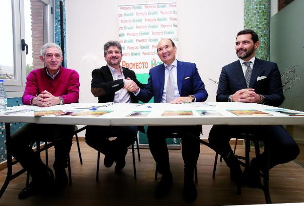 Félix Revuelta firma el nuevo convenio con los responsables de Proyecto Hombre. :: juan marín