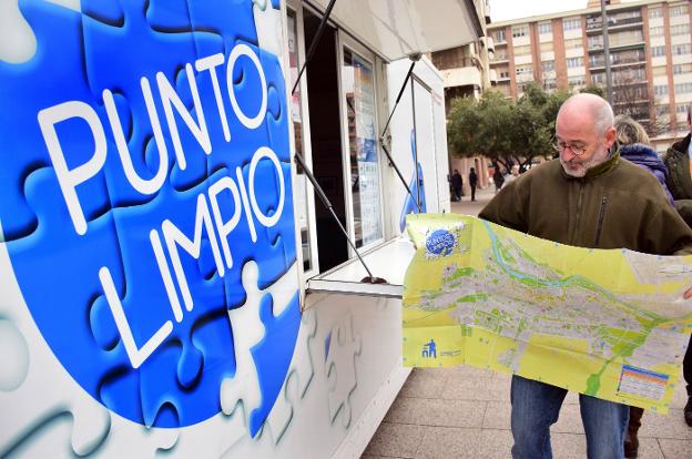 Ruiz Tutor muestra el mapa buzoneado con la distribución de los puntos limpios. :: miguel herreros

