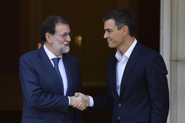 Rajoy y Sánchez. :: p. marcou / afp
