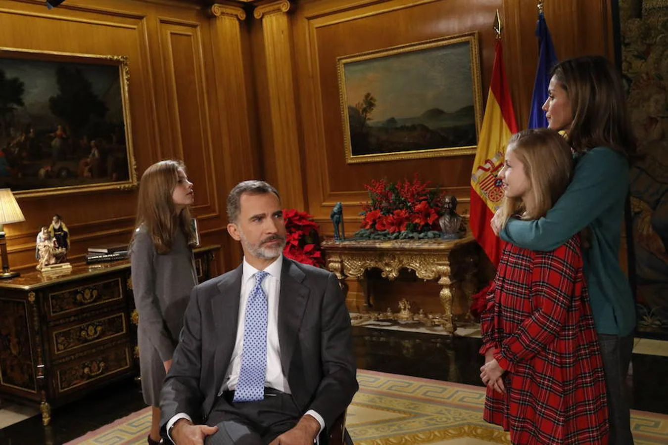 Con motivo de su 50 cumpleaños, Felipe VI abre por primera vez las puertas de su residencia en el complejo del palacio de la Zarzuela para mostrar su día a día más familiar, junto a la Reina y sus hijas la Princesa Leonor y la infanta Sofía. 