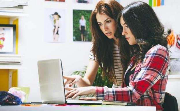 Dos mujeres, en el ordenador.