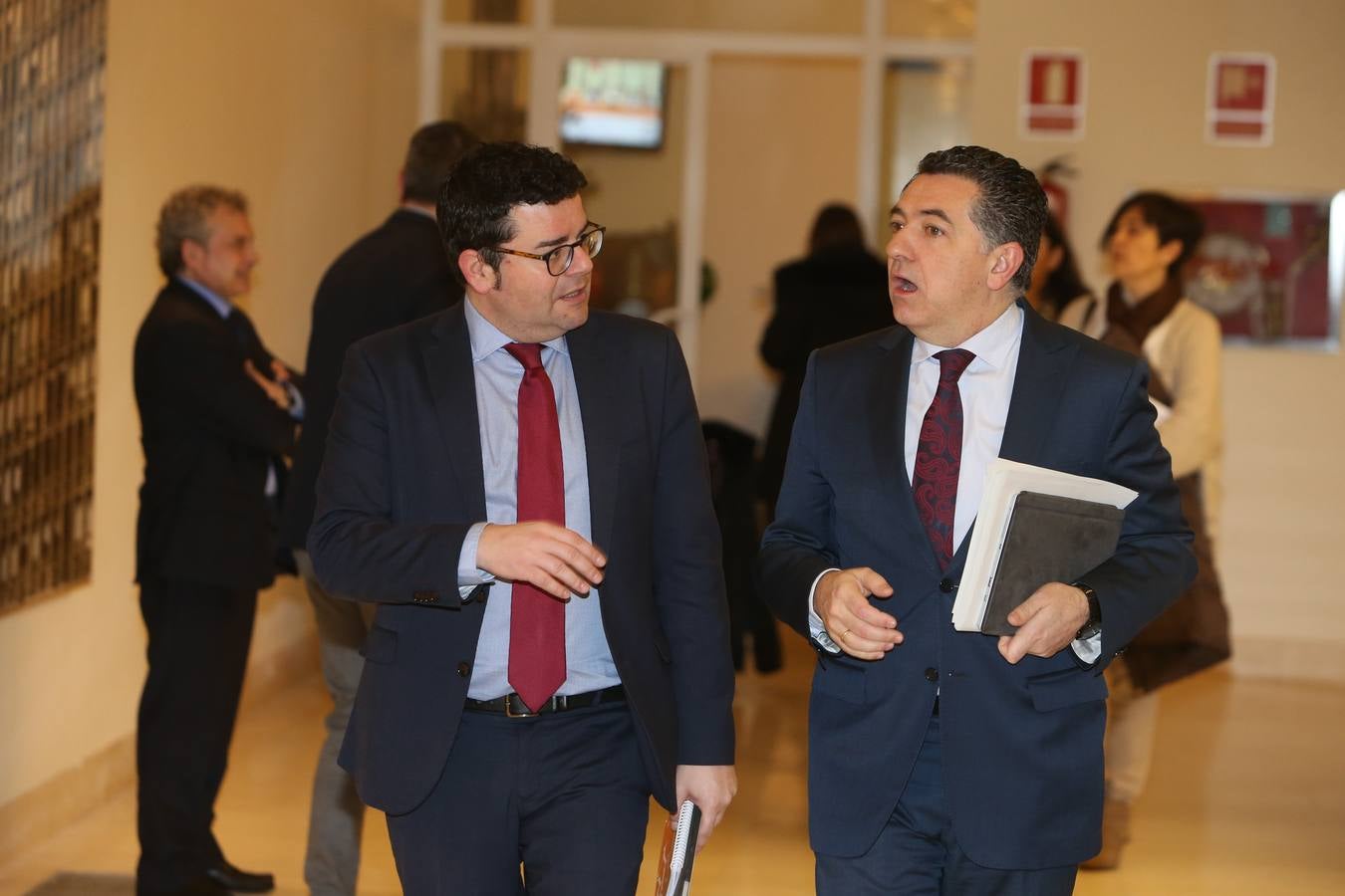 El Parlamento de La Rioja ha aprobado este viernes los proyectos de Ley de Presupuestos Generales de la Comunidad Autónoma de La Rioja y de Medidas Fiscales y Administrativas para 2018 con el voto a favor de los diputados del Partido Popular, la abstención de Ciudadanos y el voto en contra de PSOE y Podemos en todos sus títulos.