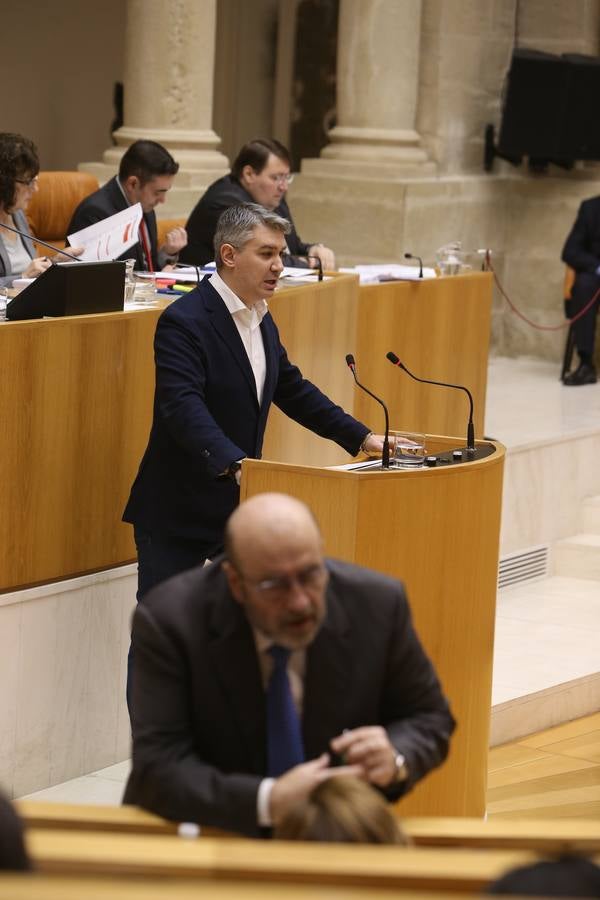 El Parlamento de La Rioja ha aprobado este viernes los proyectos de Ley de Presupuestos Generales de la Comunidad Autónoma de La Rioja y de Medidas Fiscales y Administrativas para 2018 con el voto a favor de los diputados del Partido Popular, la abstención de Ciudadanos y el voto en contra de PSOE y Podemos en todos sus títulos.