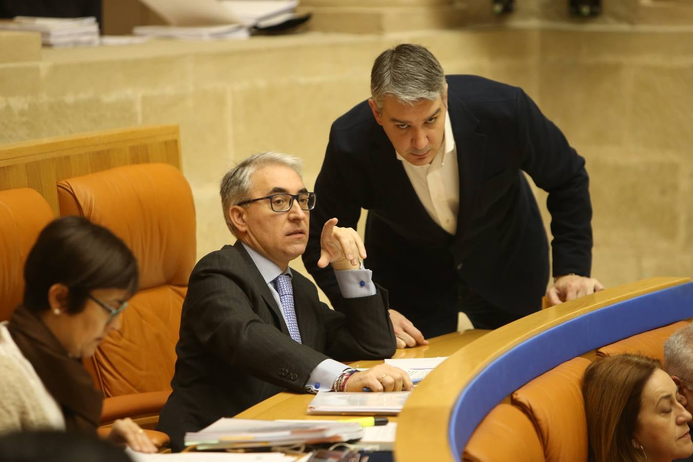 El Parlamento de La Rioja ha aprobado este viernes los proyectos de Ley de Presupuestos Generales de la Comunidad Autónoma de La Rioja y de Medidas Fiscales y Administrativas para 2018 con el voto a favor de los diputados del Partido Popular, la abstención de Ciudadanos y el voto en contra de PSOE y Podemos en todos sus títulos.