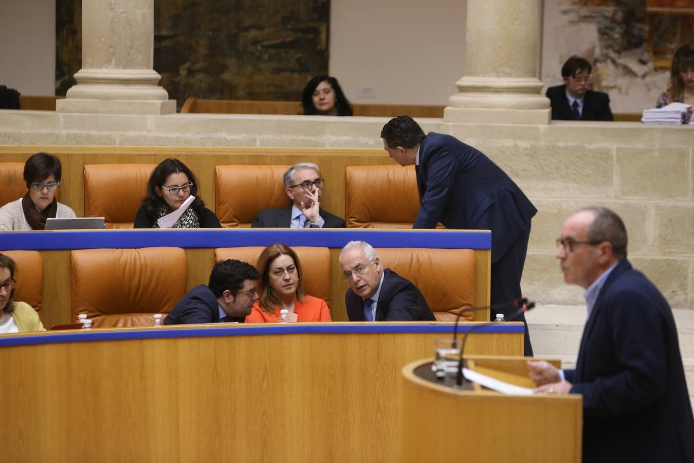 El Parlamento de La Rioja ha aprobado este viernes los proyectos de Ley de Presupuestos Generales de la Comunidad Autónoma de La Rioja y de Medidas Fiscales y Administrativas para 2018 con el voto a favor de los diputados del Partido Popular, la abstención de Ciudadanos y el voto en contra de PSOE y Podemos en todos sus títulos.